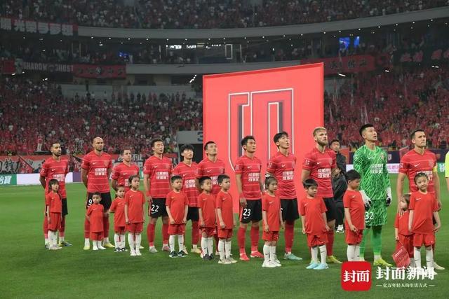 里昂大胜柏林足球俱乐部，抢先登顶积分榜的简单介绍